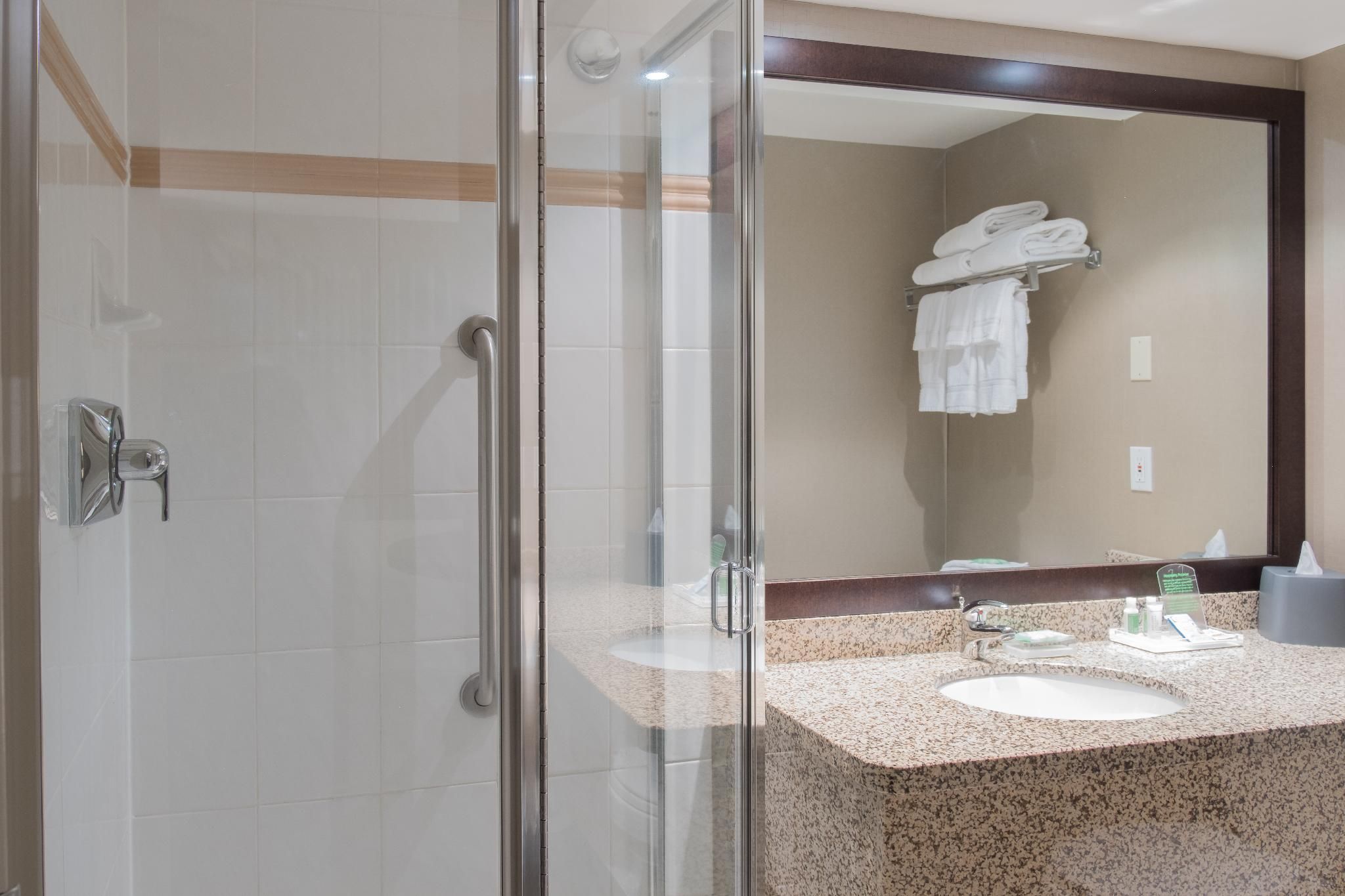 1 Queen Bed Standard Minifridge