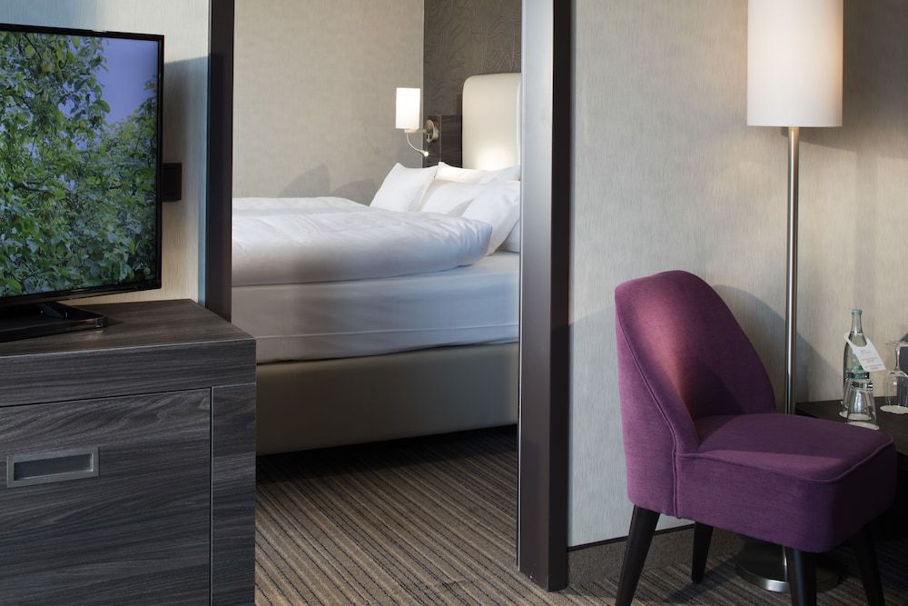 Vital Hotel Frankfurt Suite, 1 King Bed with Sofa bed 3