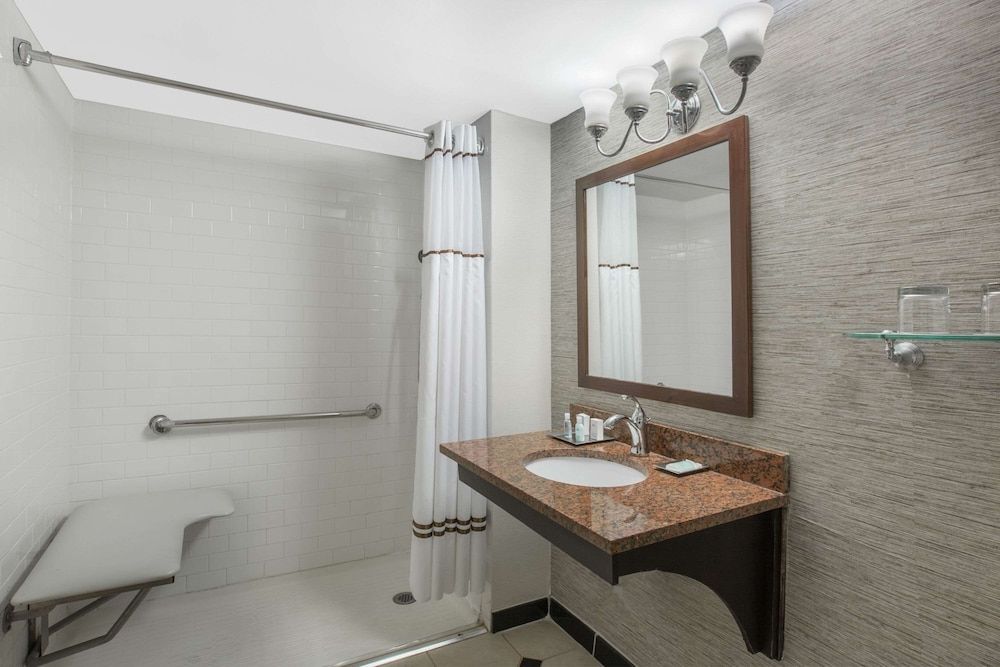 Wyndham Philadelphia Historic District Room, 1 Queen Bed, Accessible, Non Smoking (Mobility) 4