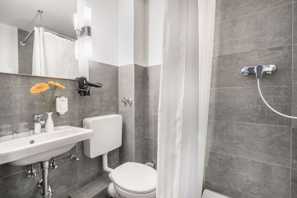 Signature Hotel Astoria Hamburg Standard Double Room 5