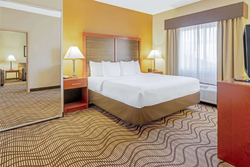 Deluxe Suite, 1 King Bed, Non Smoking (Family Suite)