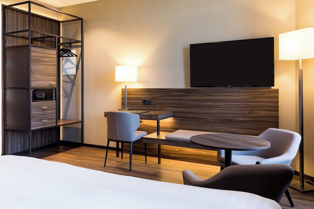 Superior Room, 1 King Bed, City View