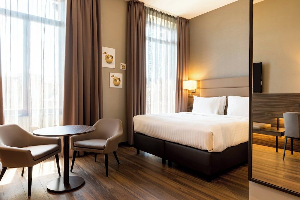 Deluxe Room, 1 King Bed, City View