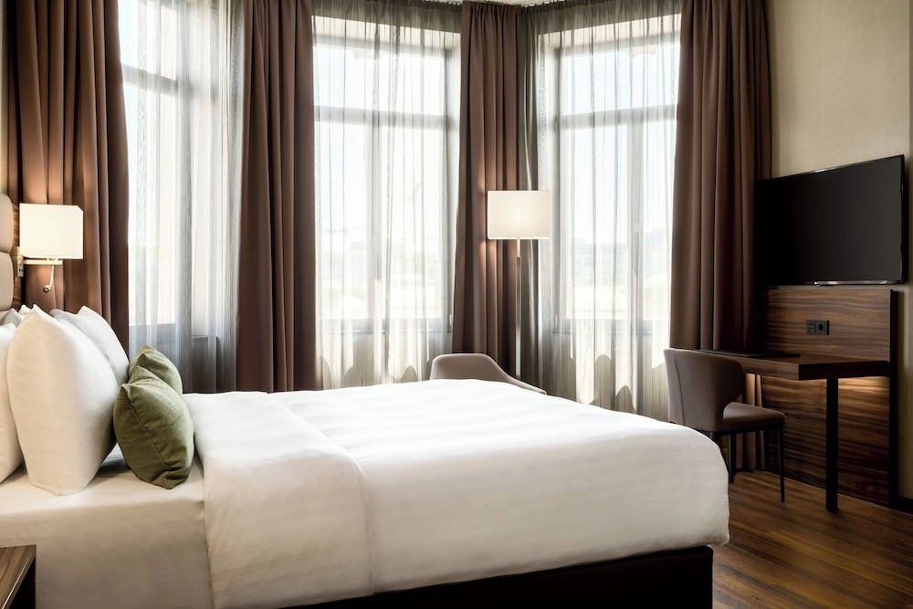 Deluxe Room, 1 King Bed, City View