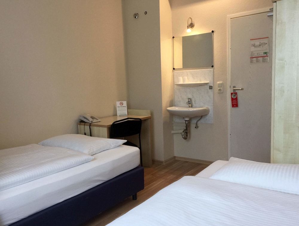 enjoy hostel Berlin City West Economy Twin Room, 1 Bedroom, Shared Bathroom 6