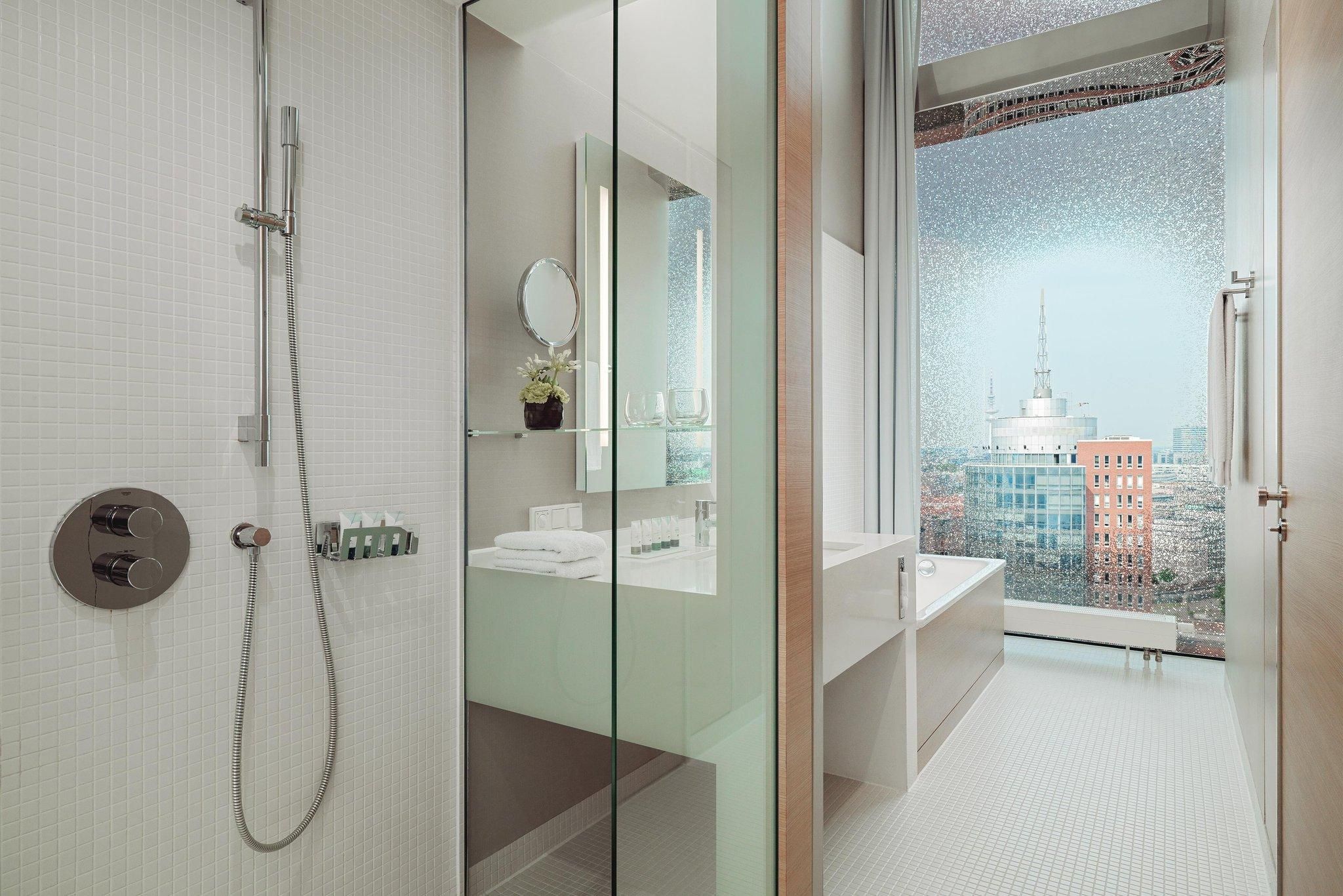 Panorama Suite, Suite, 1 King, City view, Water view