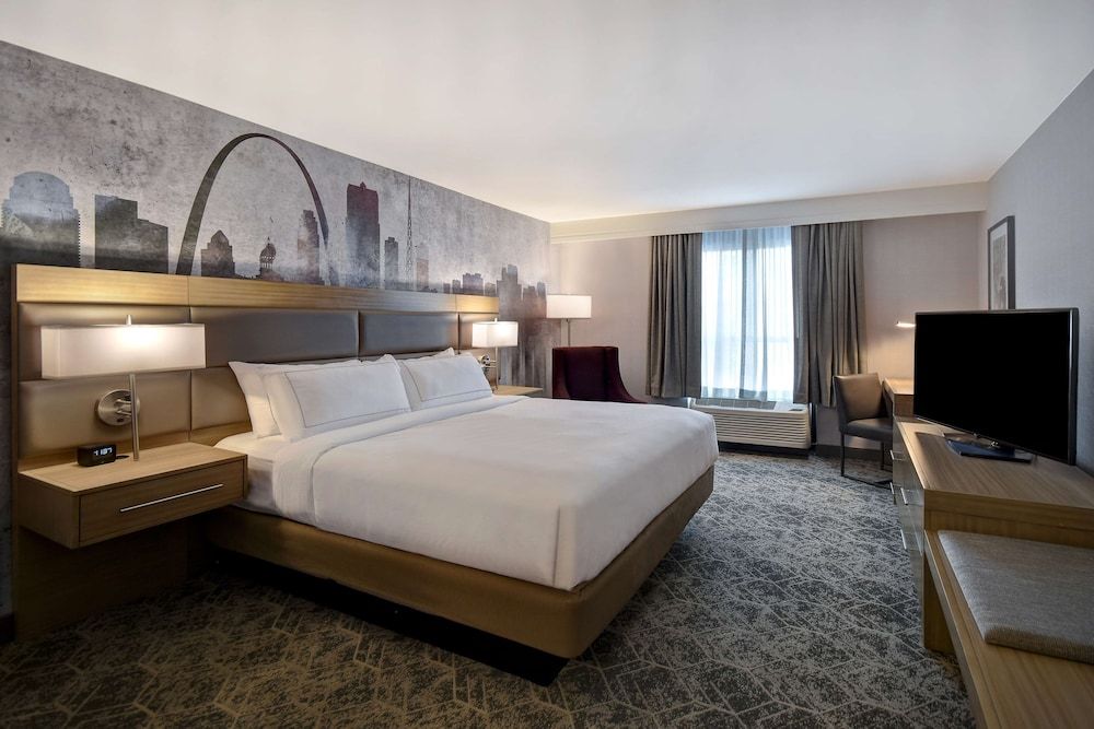 Room, 1 King Bed, Accessible (Roll-In Shower, Mobility & Hearing)