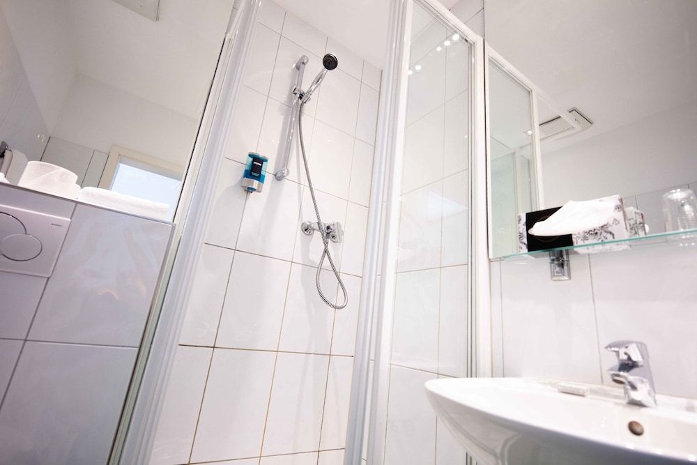 Hotel Graf Zeppelin Family Quadruple Room 8