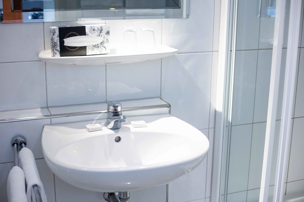 Hotel Graf Zeppelin Twin Room 8