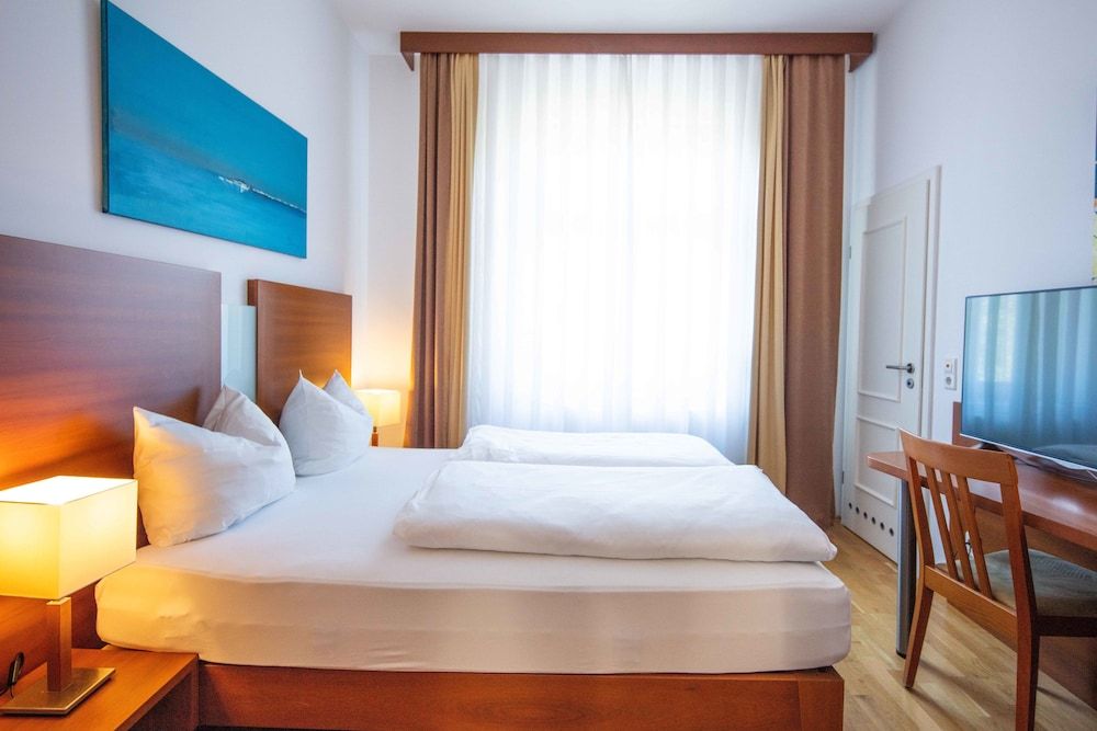 Hotel Graf Zeppelin Double Room 2