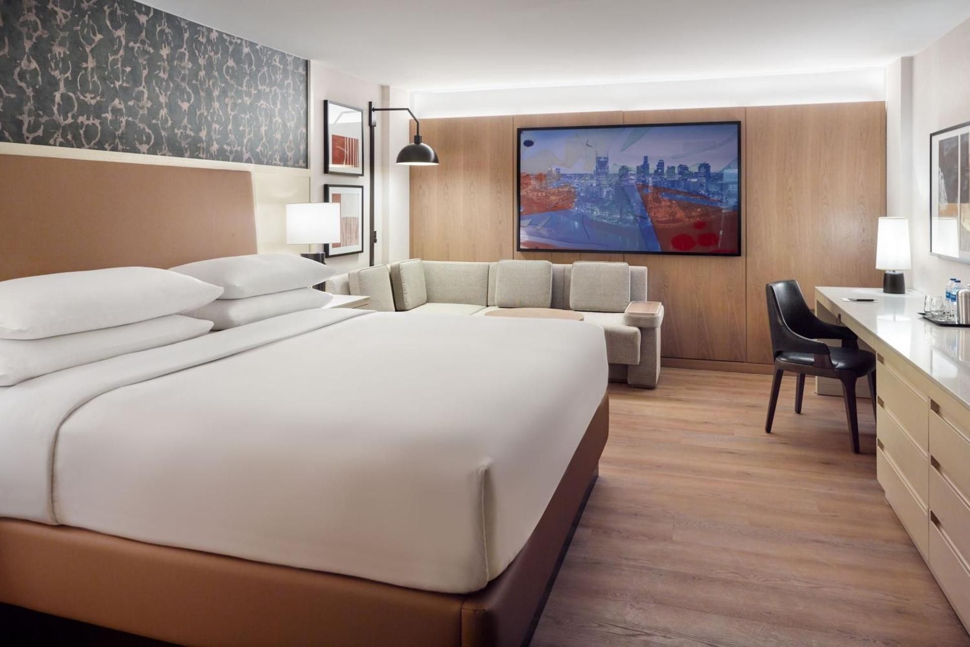 King Room with Adapted Tub - Mobility and Hearing Accessible