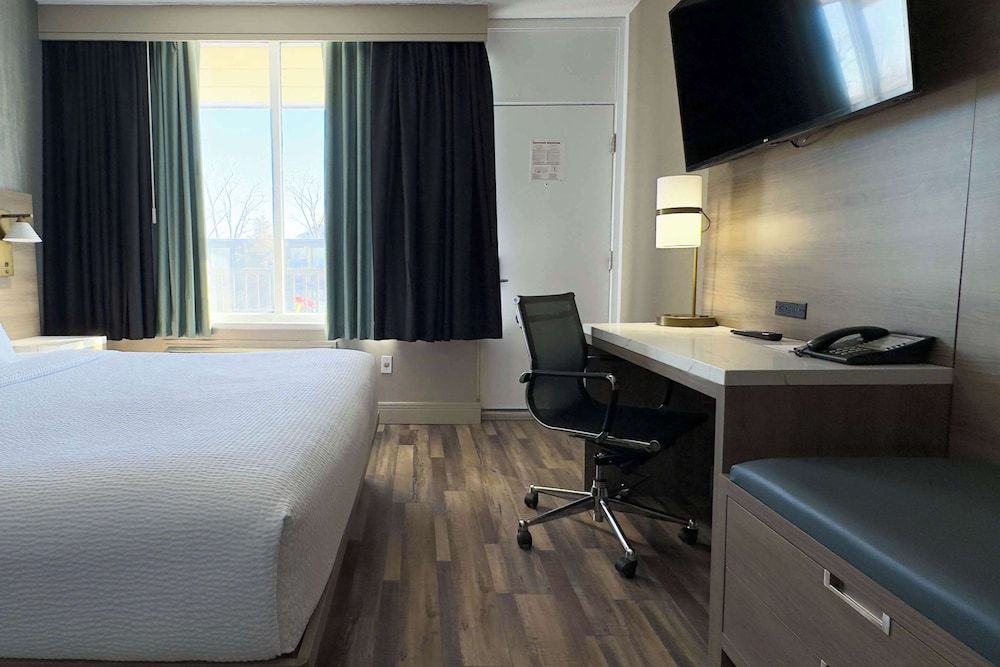 Radisson Hotel Montreal Airport Room, 1 King Bed, Non Smoking, Refrigerator & Microwave 2