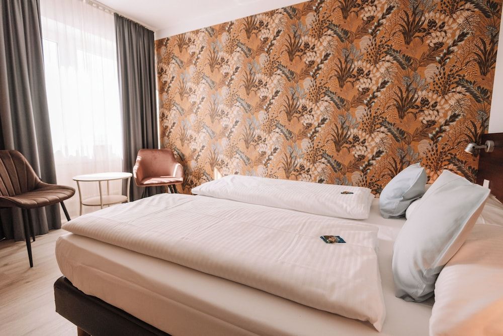 Best Western Hotel Ambassador Comfort Room, 1 Queen Bed (Cozy Sitting Corner) 4