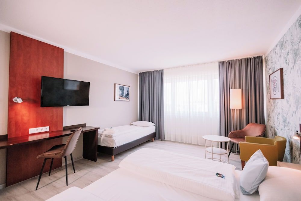 Best Western Hotel Ambassador Comfort Room, 1 Queen Bed (Cozy Sitting Corner) 5