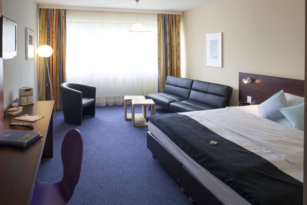 Best Western Hotel Ambassador Comfort Room, 1 Queen Bed (Cozy Sitting Corner) 3