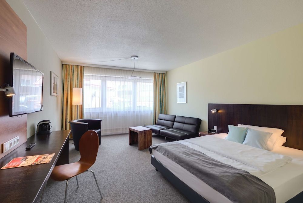 Best Western Hotel Ambassador Comfort Room, 1 Queen Bed (Cozy Sitting Corner) 2