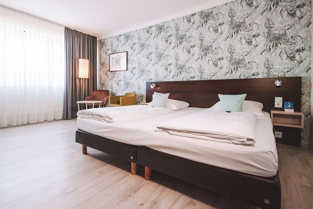 Best Western Hotel Ambassador Comfort Room, 1 Queen Bed (Cozy Sitting Corner) 6