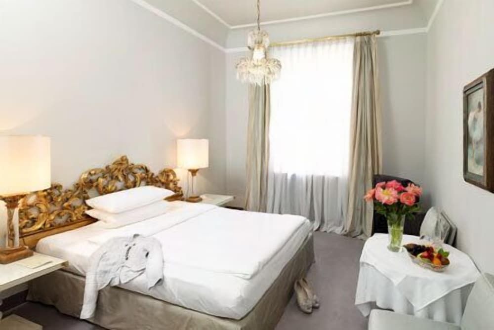 Opera Hotel Standard Room 2