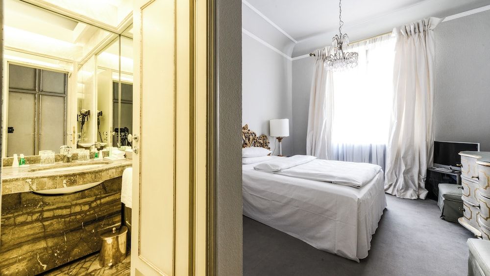 Opera Hotel Standard Room 3