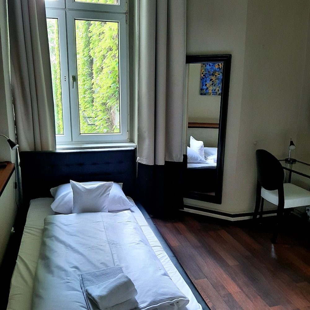 undefined ArtHotel Connection 6