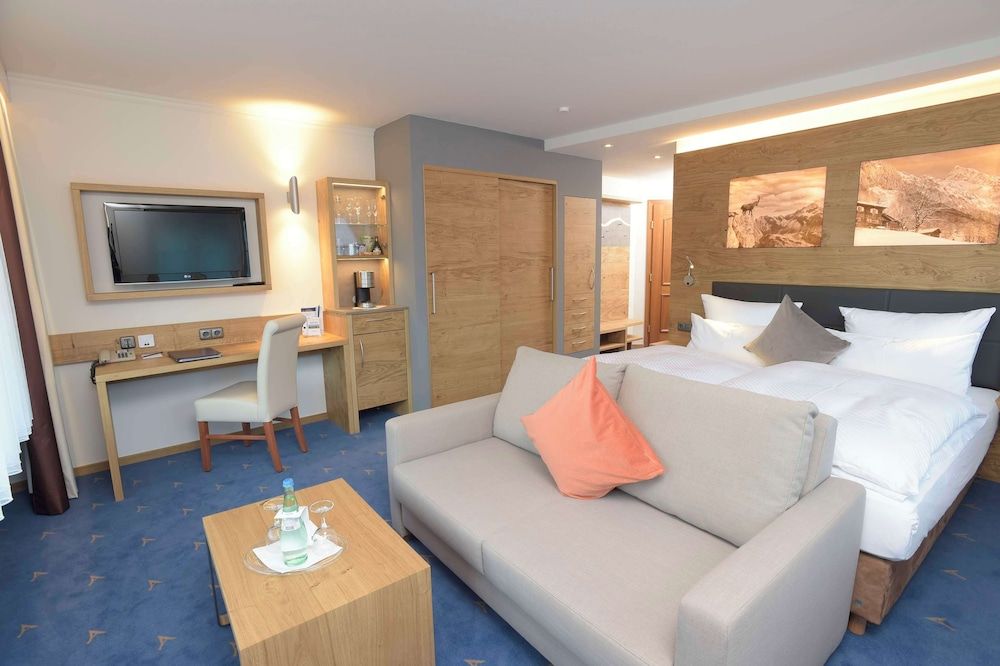 Deluxe Room, 1 Double Bed, Balcony, Mountain View