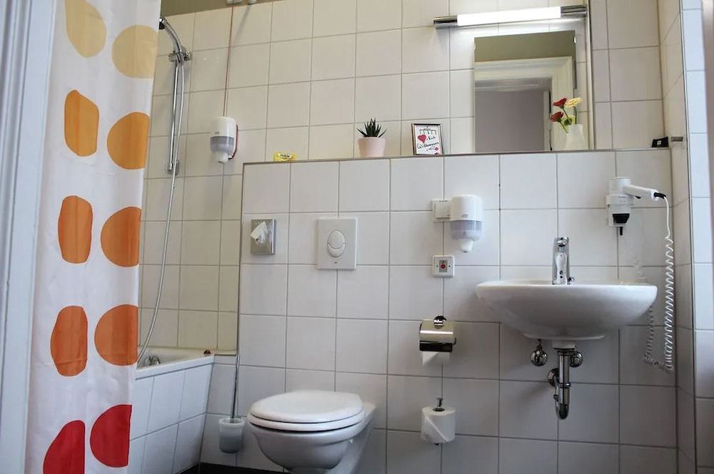 Grand Hostel Berlin Classic Double Room, Shared Bathroom 5