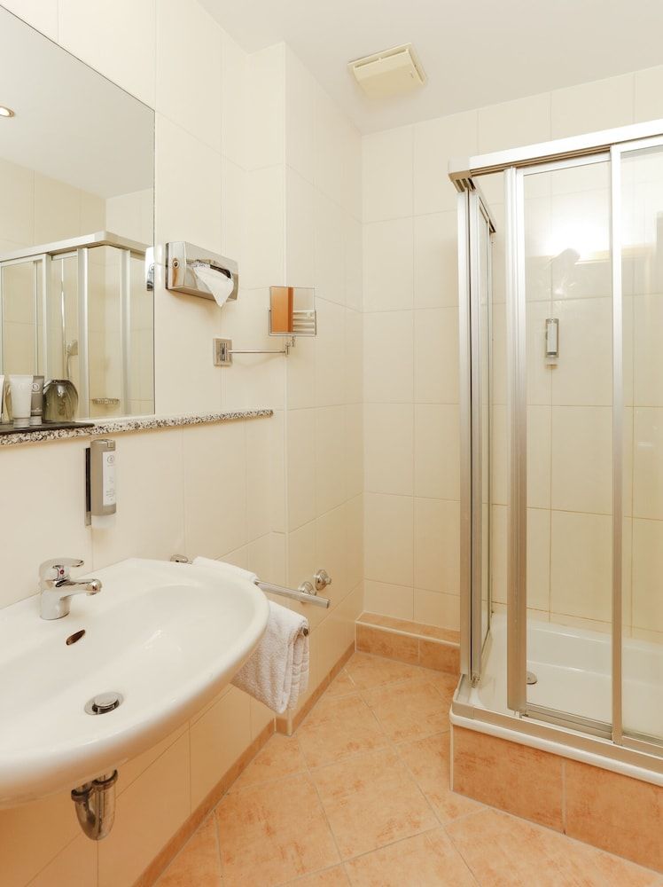 Hotel am Rhein - Wesseling Family Suite, 2 Bedrooms, Non Smoking, River View 5