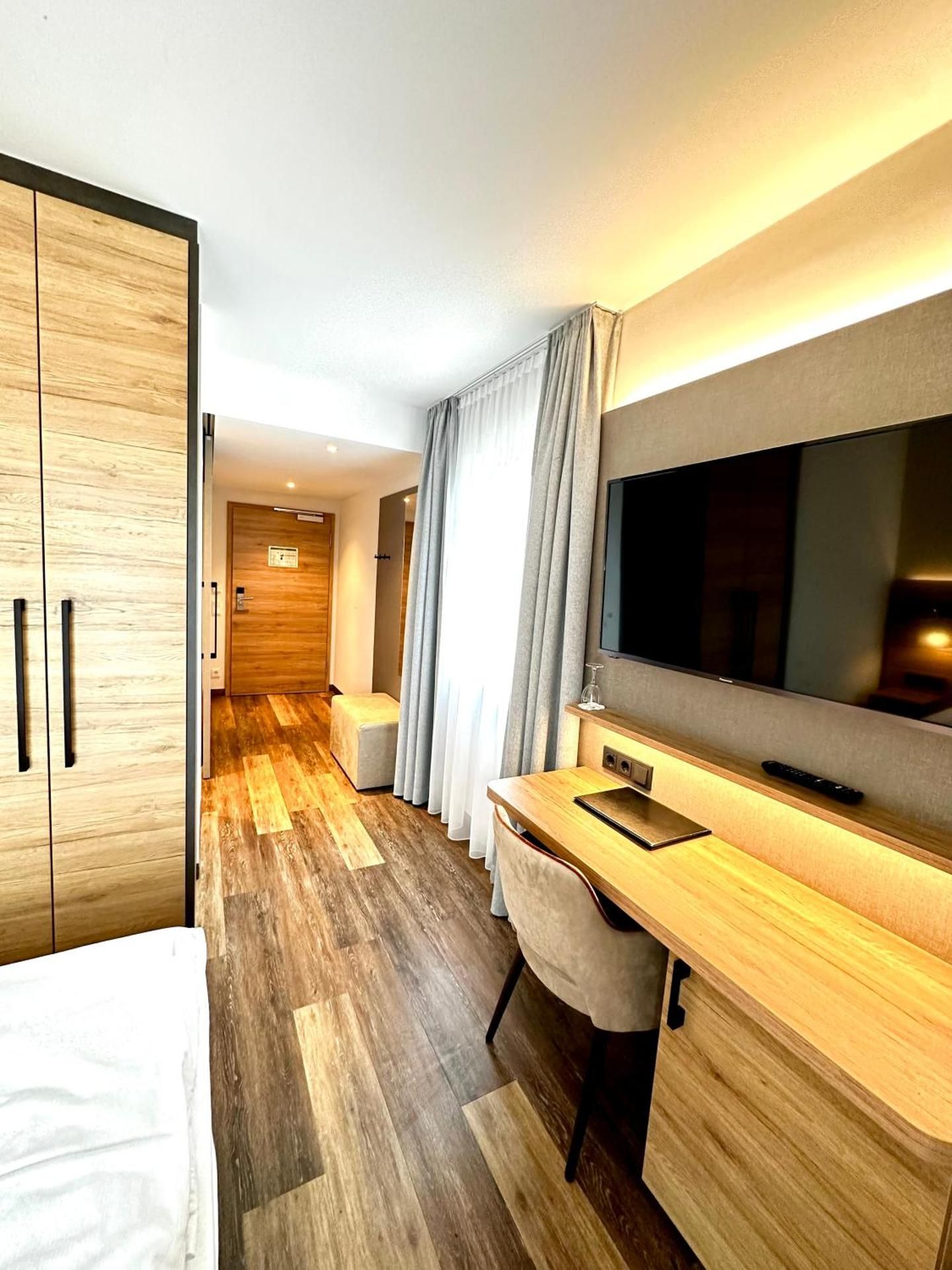 Hotel Seeblick Deluxe Single Room with Balcony 3