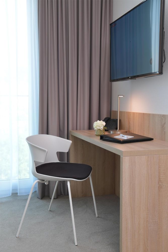 Best Western Queens Hotel Pforzheim-Niefern Superior Room, 1 Queen Bed 11