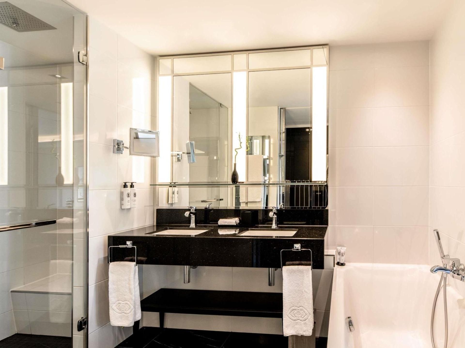 Deluxe Room with 1 King Bed