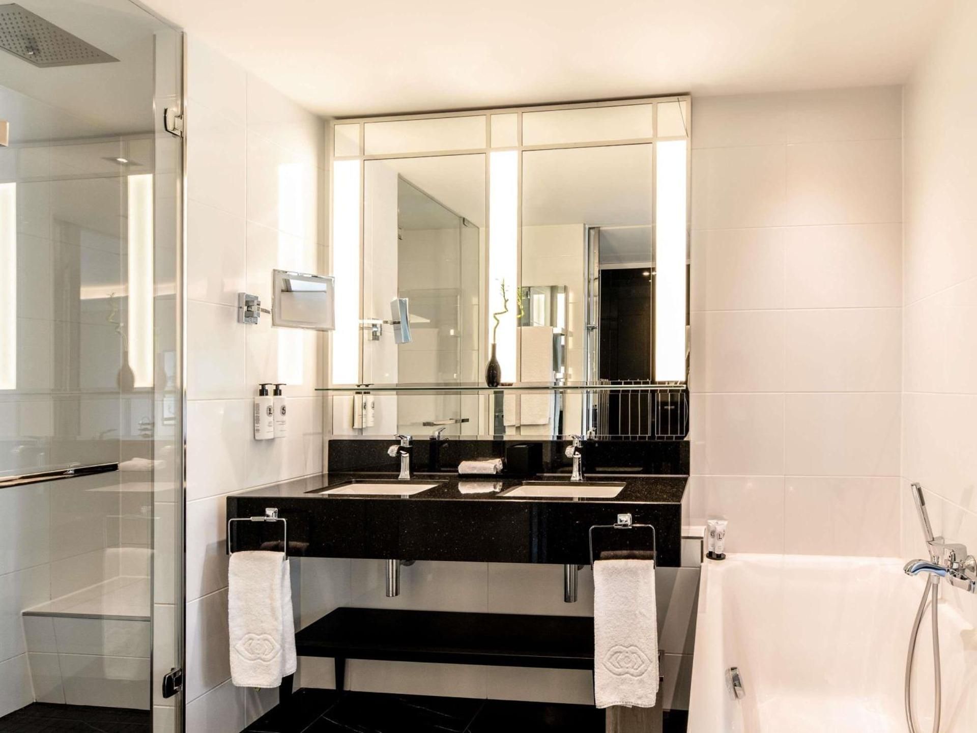 Deluxe Room with 1 King Bed