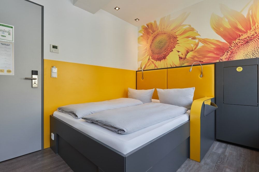 undefined Buddy Hotel 6