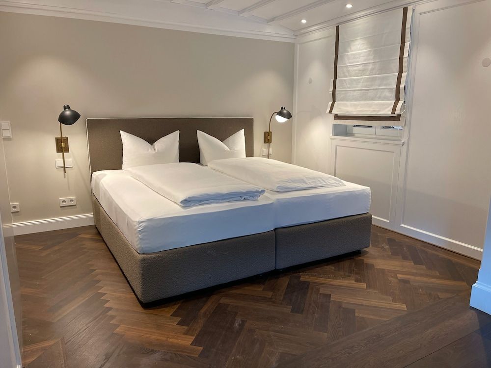 Luxury Studio Suite, 1 Bedroom, Balcony, Mountain View