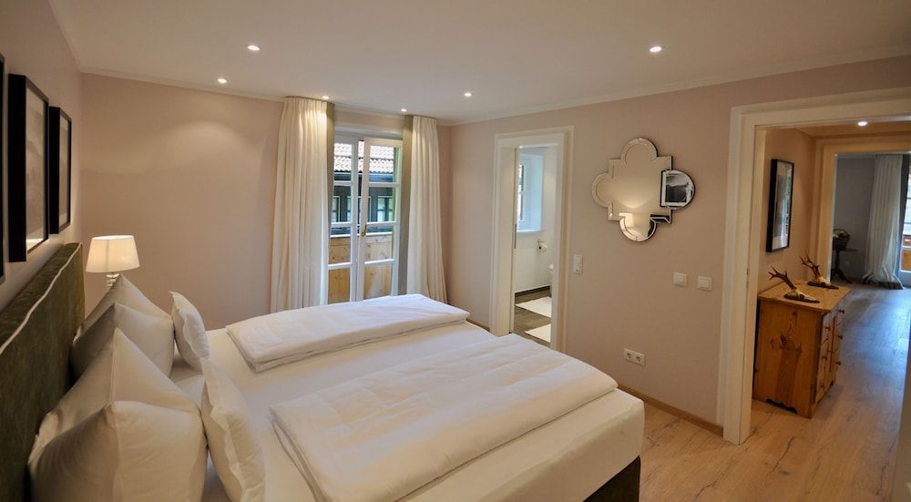 Exclusive Suite, 1 Bedroom, Balcony, Mountain View