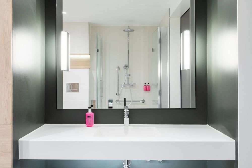 Moxy Berlin Ostbahnhof Room, 1 Queen Bed, Non Smoking 4