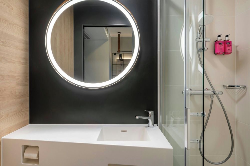 Moxy Berlin Ostbahnhof Room, 1 Queen Bed, Non Smoking 6