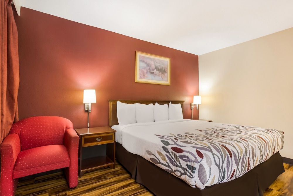 Red Roof Inn Winchester - Lexington East Deluxe Room, 1 King Bed, Non Smoking 2