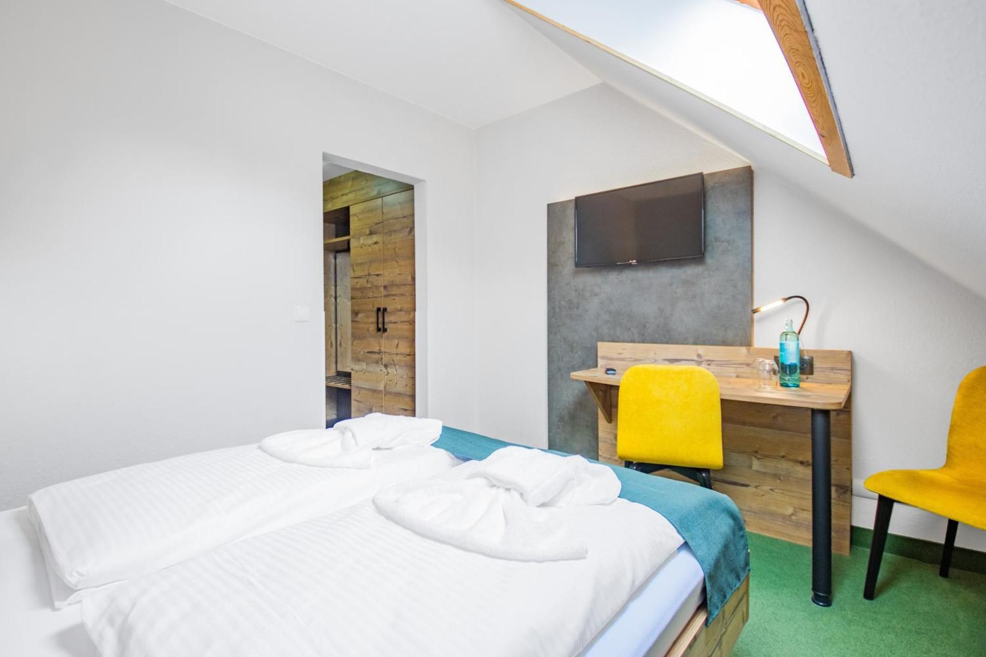 Standard Queen Room