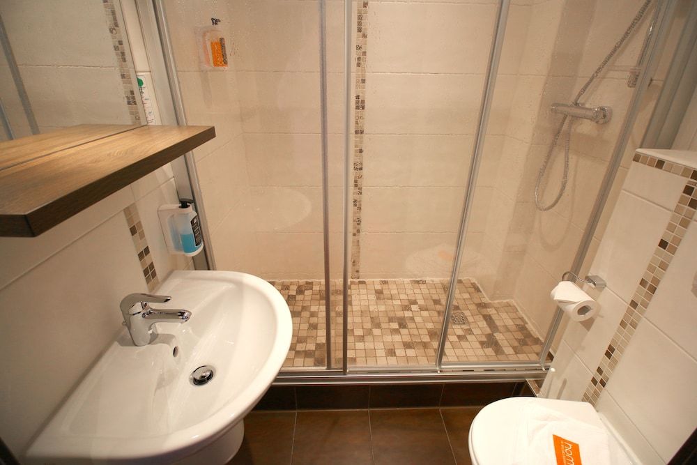 home Hotel Standard Double Room, 2 Twin Beds 4