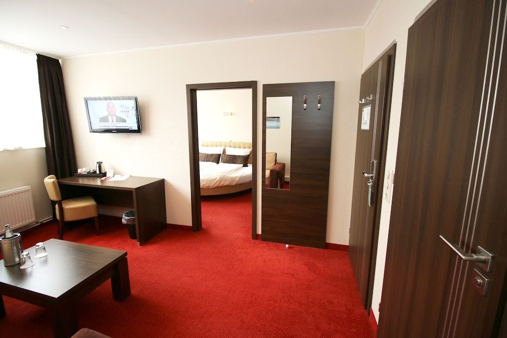 home Hotel Junior Suite, 1 Bedroom, Bathtub, Courtyard Area 3