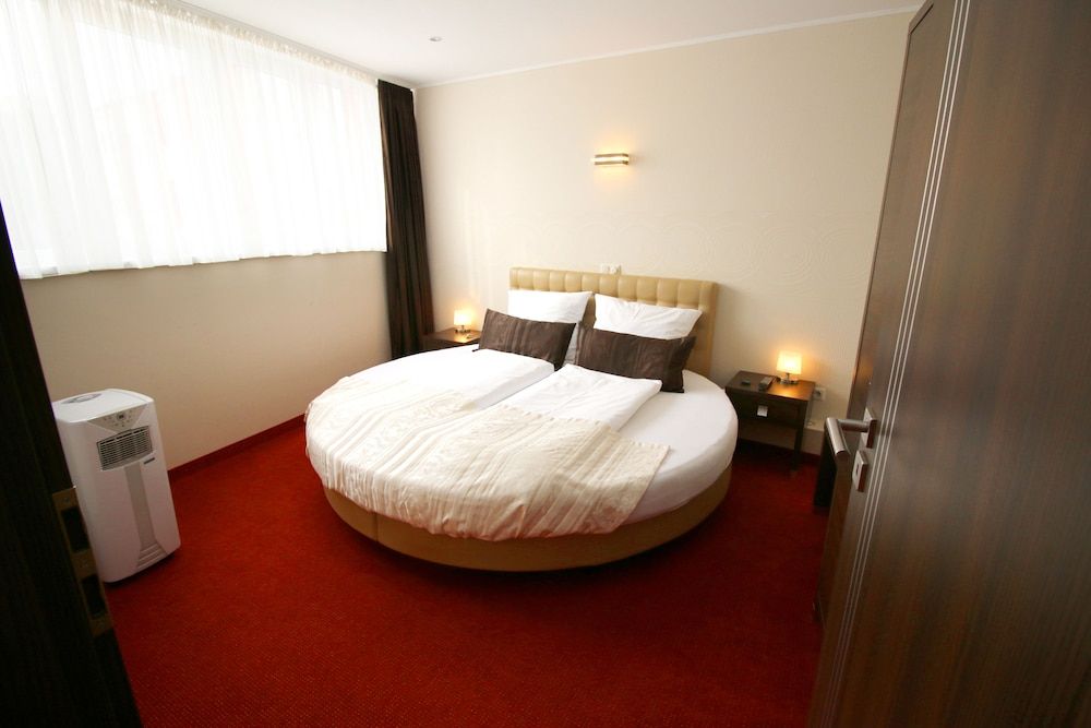 home Hotel Junior Suite, 1 Bedroom, Bathtub, Courtyard Area 2