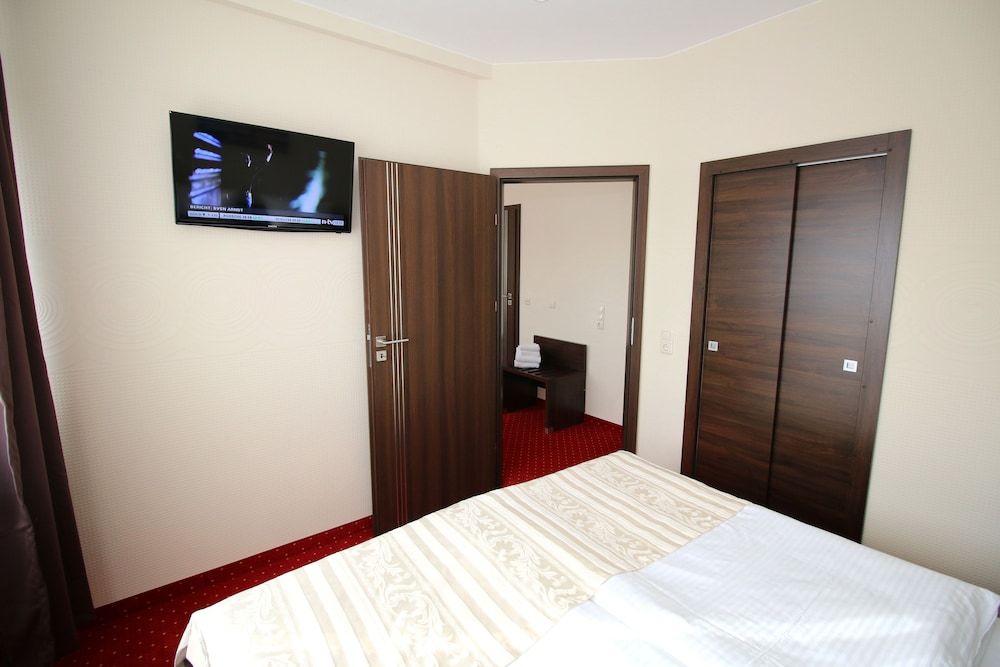 home Hotel Junior Suite, 1 Bedroom, Courtyard Area 3