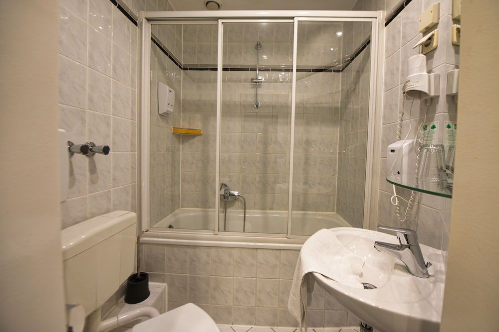 Art Hotel Charlottenburger Hof Economy Double Room 5