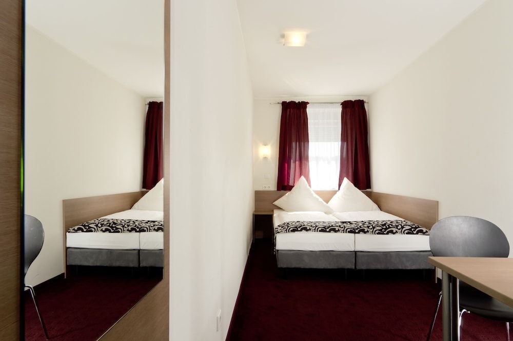 Dream Inn Hotel Regensburg Economy Double Room 3