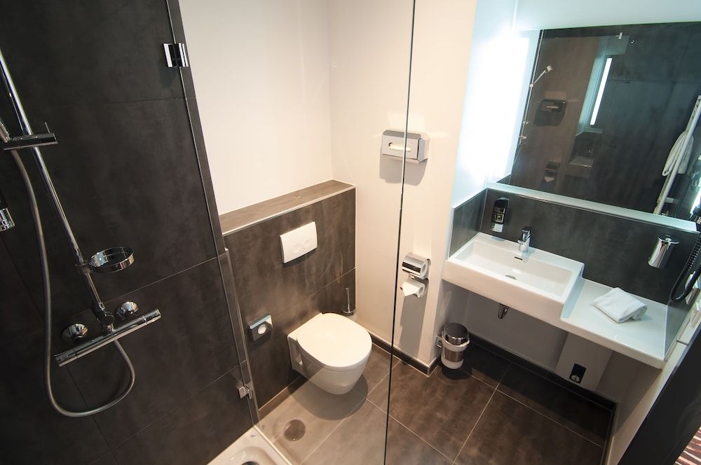 Amaro Hotel Comfort Room (King/Twin Air conditioned) 6