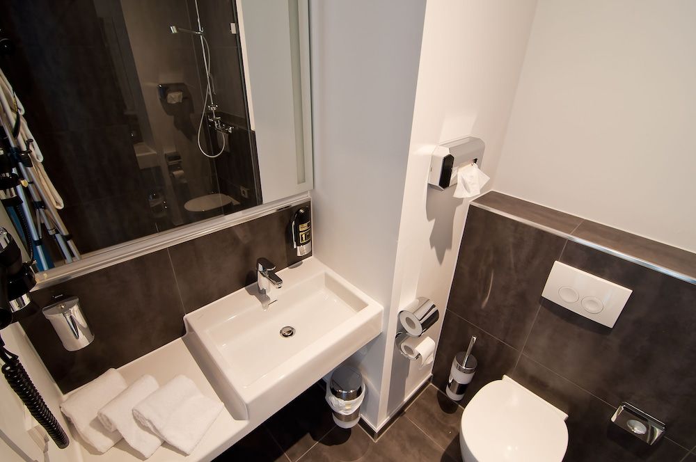 Amaro Hotel Standard King/Twin Room 7