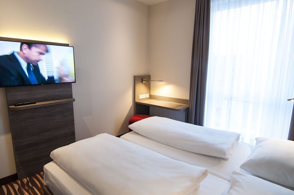 Amaro Hotel Comfort Room (King/Twin Air conditioned) 3