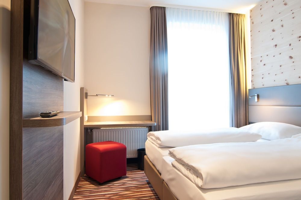 Amaro Hotel Comfort Room (King/Twin Air conditioned) 2