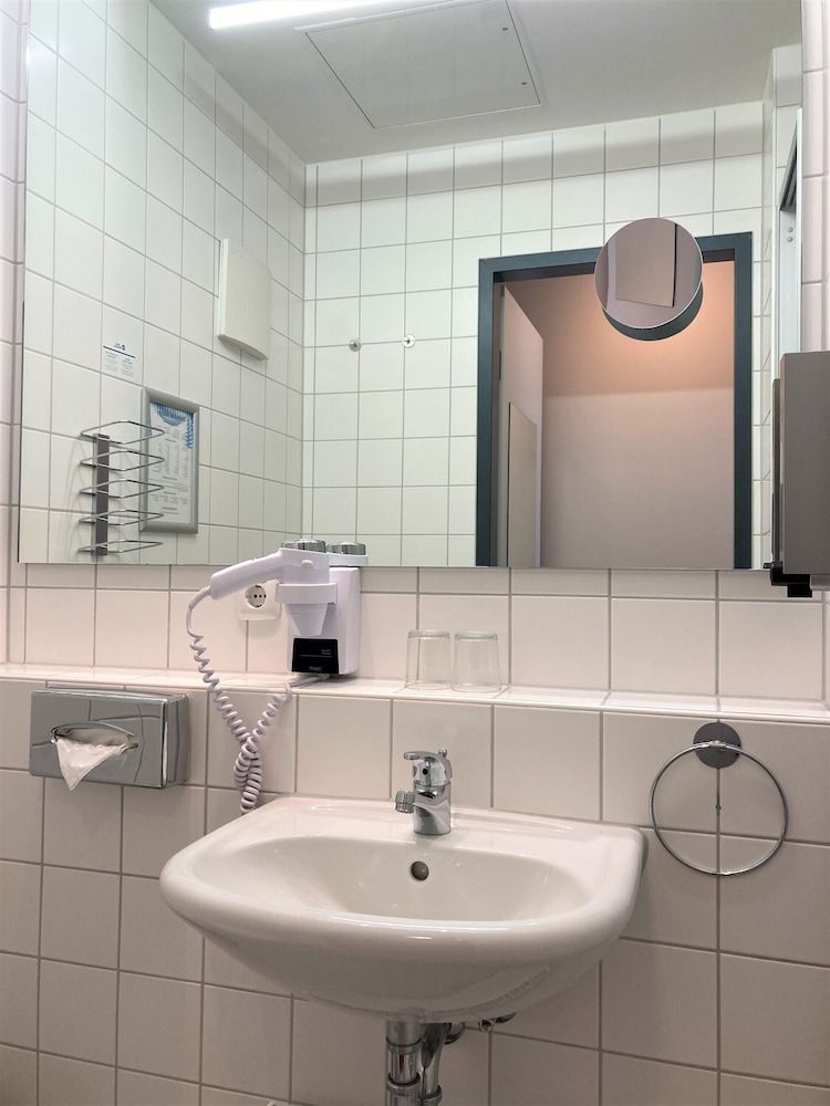 Amedia Express Passau Trademark Collection by Wyndham Comfort Twin Room 6