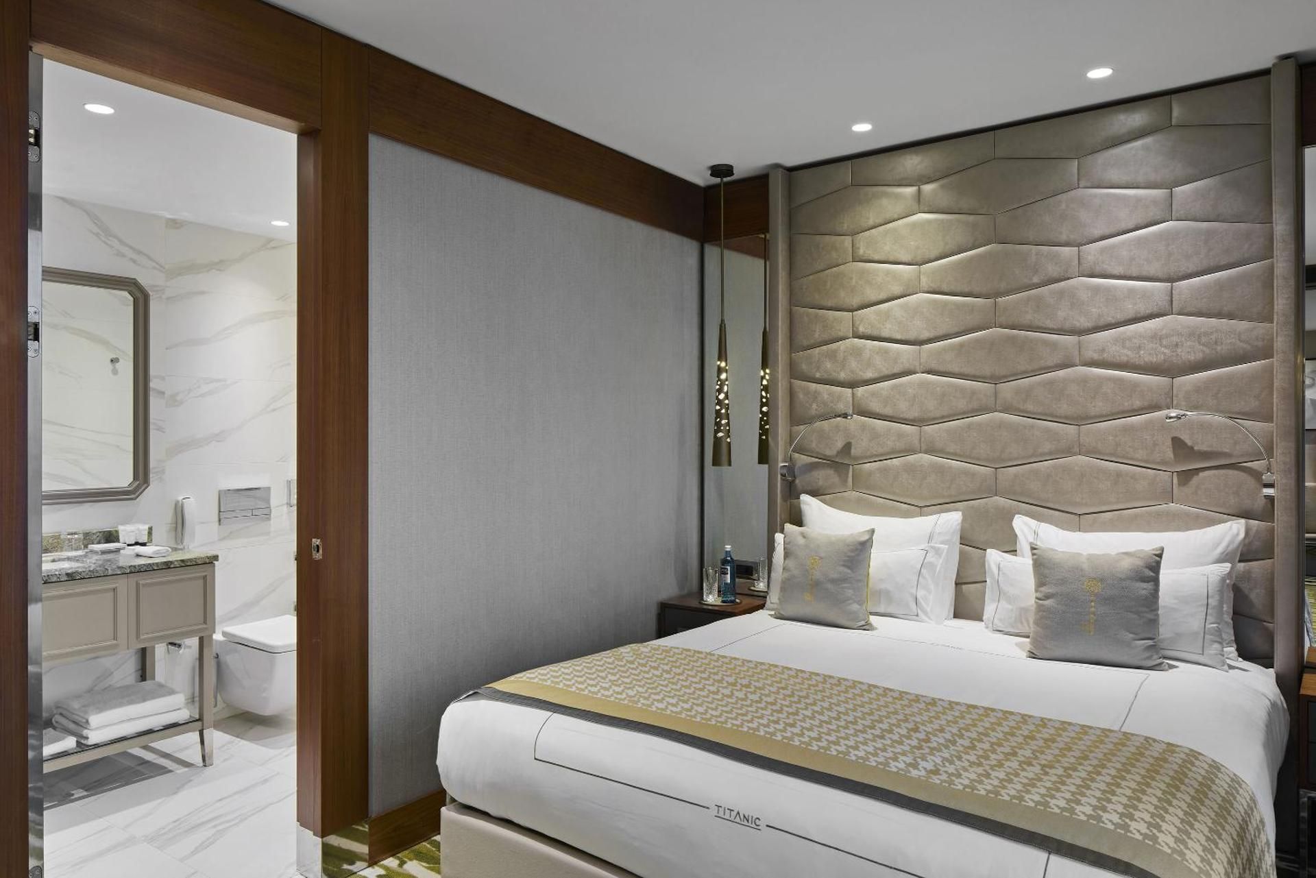 undefined Titanic Chaussee Berlin 3